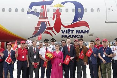 Tàu bay Vietjet mang hình ảnh mừng quan hệ Việt Nam – Pháp đã về tới TPHCM