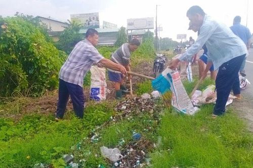 Thu dọn vỏ chai bia bị vỡ nằm ngổn ngang ven quốc lộ 1