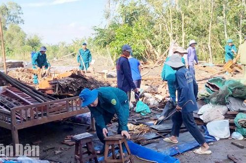 Kiên Giang: Mưa lớn kèm lốc xoáy làm sập và tốc mái 52 căn nhà