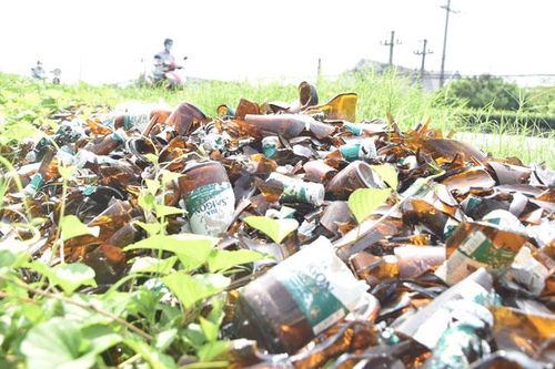 Người dân bức xúc khi vỏ chai bia Sài Gòn thủy tinh bể nằm ngổn ngang ven Quốc lộ 1