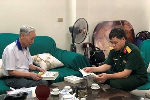 Người chế thuốc cứu thương binh