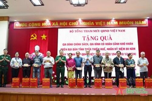 Bộ Tổng Tham mưu Quân đội nhân dân Việt Nam tặng quà tại tỉnh Thừa Thiên Huế
