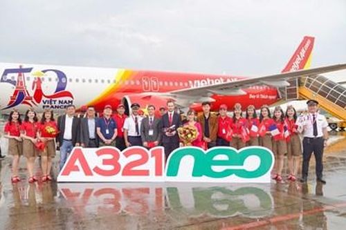 Tàu bay mang biểu tượng kỷ niệm 50 năm quan hệ ngoại giao Việt Nam - Pháp đã về tới Thành phố Hồ Chí Minh sau hành trình cảm xúc