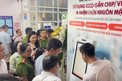 Quận 1: Trang bị thẻ xác minh thông tin từ căn cước tại cơ sở kinh doanh có điều kiện