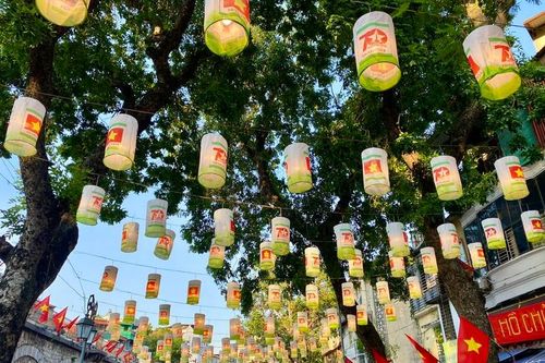 Rợp bóng đèn lồng Quốc kỳ phố bích họa Phùng Hưng đón 10/10