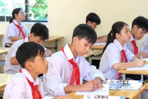 Tái thiết sau bão lũ: Học sinh vững bước tới trường