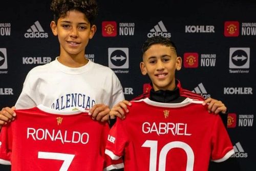 Man United đôn 'thần đồng' 14 tuổi lên đội U18