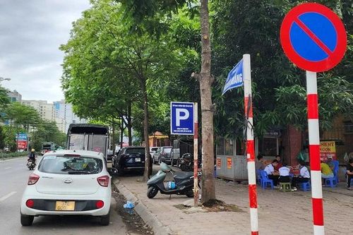 Từ ngày 1/1/2025, tài xế được xuống xe khi dừng ô tô trong một số trường hợp