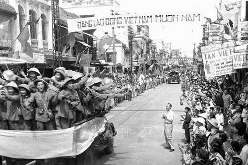 Hà Nội ngày giải phóng 70 năm về trước: 'Muôn dặm một nhà, lòng vui mừng khôn xiết kể!'
