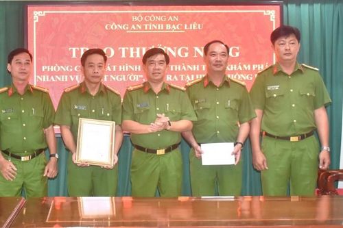 Thưởng 'nóng' Phòng Cảnh sát hình sự Bạc Liêu về thành tích đấu tranh trấn áp tội phạm