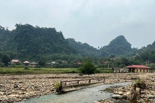 Nước suối đổi dòng, xóa đường vào một bản ở Thanh Hóa