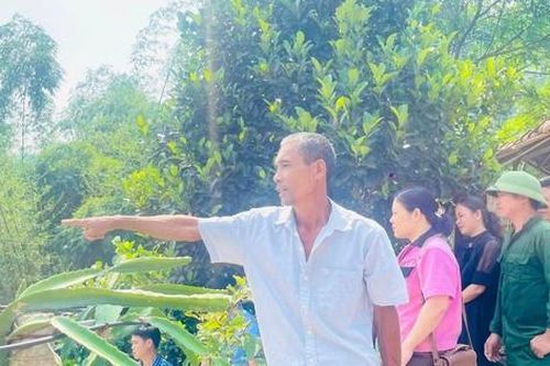 Ông lão bơi thuyền ra sông Lam cứu 3 học sinh đuối nước