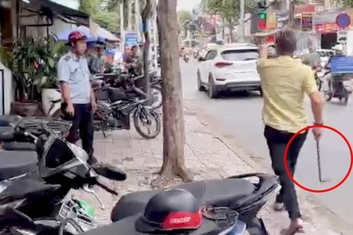 Bắt tạm giam chủ tiệm tóc cầm xà beng đuổi, dọa đánh cán bộ phường