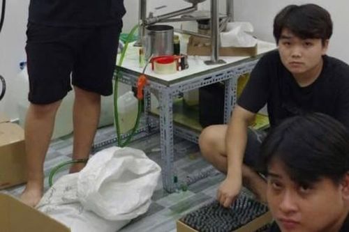 Bắt nhóm đối tượng sản xuất hàng giả đem bán trên Shopee