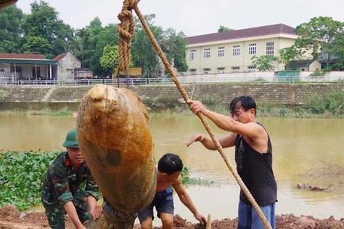 Trục vớt, hủy nổ quả bom cạnh mép sông ở Hà Tĩnh