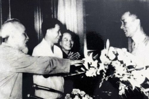Nhớ một người trong rạo rực nghìn năm