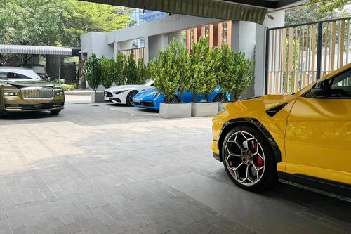 Lộ diện dàn siêu xe trị giá 60 tỷ của đại gia Sài Gòn, có xe giống của Minh Nhựa