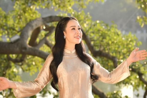 Tiến sĩ, ca sĩ Khánh Ly nồng nàn, da diết với 'Hà Nội ngày tháng cũ'