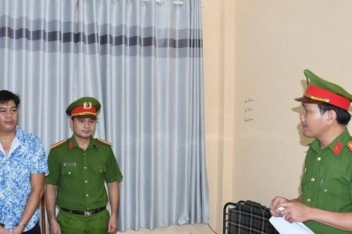 Bắt gã đàn ông làm nhục người khác