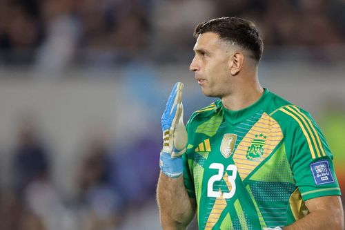 Tuyển Argentina: Từ bão Milton đến bài toán Emiliano Martinez