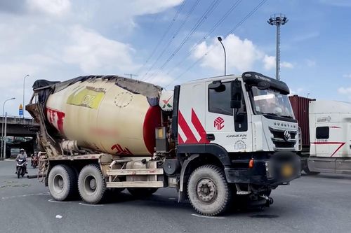 Va chạm với xe bồn tại vòng xoay Phú Hữu, 2 người phụ nữ tử vong