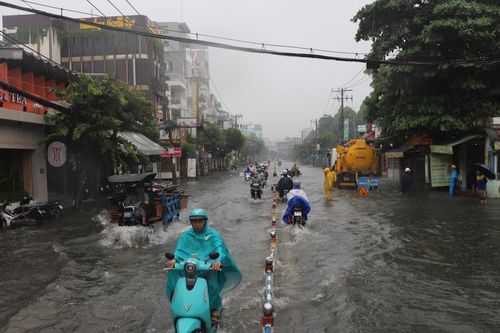 Vì sao nhiều khu vực ở TPHCM ngập nặng sau cơn mưa kéo dài 5 tiếng?