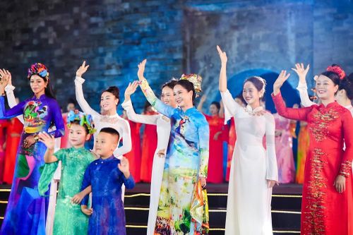 NSND Lan Hương thanh lịch với áo dài trong đêm nghệ thuật kỷ niệm 70 năm Giải phóng Thủ đô