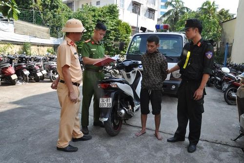 Bắt đối tượng trộm xe máy của người đang mua rau
