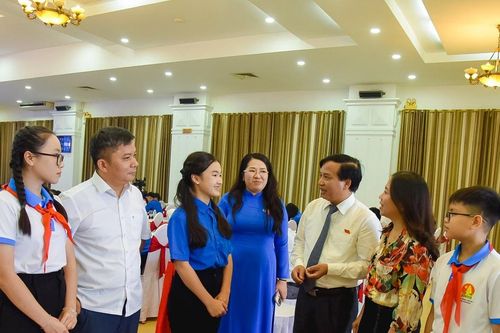 Đại biểu Quốc hội, đại biểu Hội đồng nhân dân tỉnh gặp gỡ thanh thiếu nhi Nghệ An