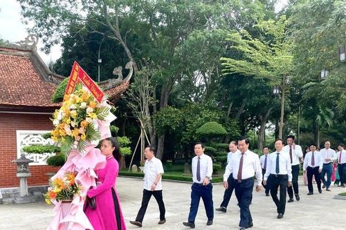 Ban Tổ chức Tỉnh ủy Nghệ An dâng hương tưởng niệm Chủ tịch Hồ Chí Minh