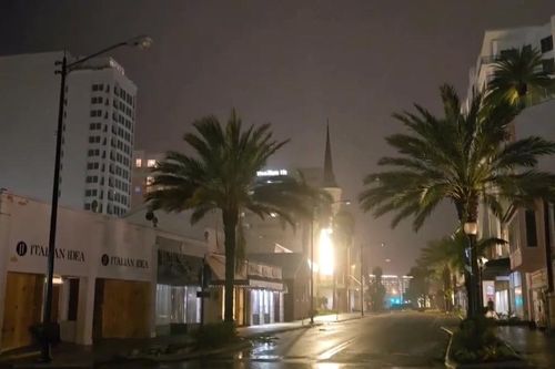 Video đường phố ở Mỹ không bóng người trước khi siêu bão Milton đổ bộ