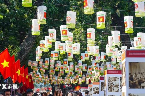 Hà Nội rộn ràng trên từng con phố những ngày Thu lịch sử