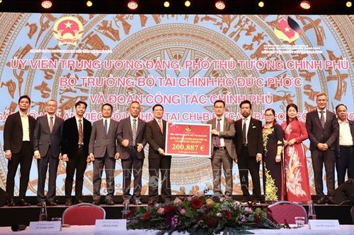 Liên hiệp hội người Việt tại Đức trao tặng hơn 200.000 euro ủng hộ đồng bào bị lũ lụt
