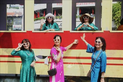 Người dân hòa mình vào không khí kỷ niệm 70 năm ngày Giải phóng Thủ đô