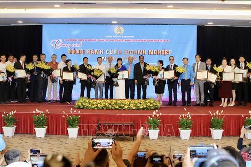 Tuyên dương doanh nghiệp tiêu biểu đoàn kết, phát triển