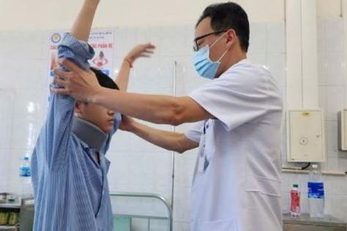 Thiếu niên 15 tuổi đột ngột đau cổ, liệt tứ chi sau nhiều giờ chơi điện thoại