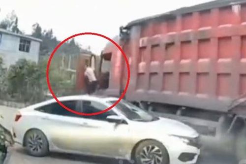 Clip: Xe tải đột ngột trôi xuống dốc, tài xế nhảy ra ngoài thoát thân