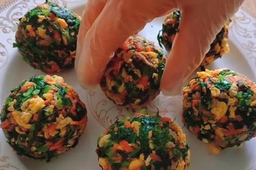 Đừng chỉ ăn thân, lá của loại rau này cũng quý như 'nhân sâm người nghèo', ở chợ bán rẻ như cho