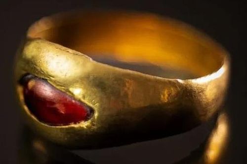 Đang sàng đất, người phụ nữ tìm thấy 'kho báu' bằng vàng, đá quý