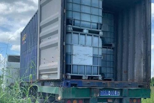 Đồng Nai: Suối đổi màu xanh sau khi 2 xe container đổ trộm chất lỏng