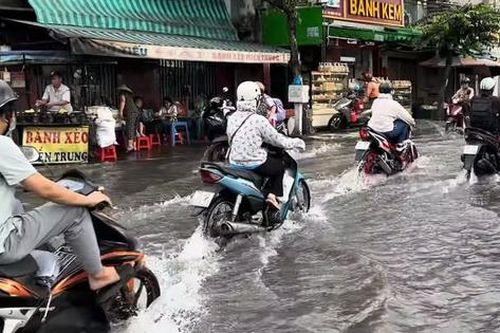 Tp.HCM: Đường bị ngập, người dân cứ phản ánh lên tổng đài để được giải quyết