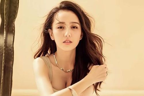 Nữ diễn viên quyền lực cấm khán giả bàn tán về mình, từng bị chê quê mùa