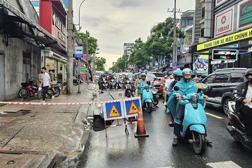 Loạt hố tử thần xuất hiện trên đường phố TPHCM sau mưa lớn