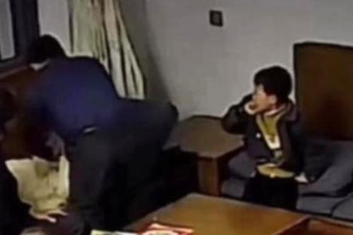 Xem camera trong lúc tăng ca, người mẹ bàng hoàng trước hành động của ông bà dành cho 2 cháu