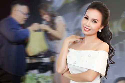 Cẩm Ly được khán giả tặng quà có một không hai trên sân khấu