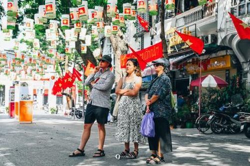 Hà Nội ngập nắng, rộn ràng cờ hoa chào đón kỷ niệm 70 năm giải phóng Thủ đô