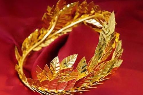 Cận cảnh vòng nguyệt quế mạ vàng 18K dành cho ngôi vô địch Đường lên đỉnh Olympia 2024