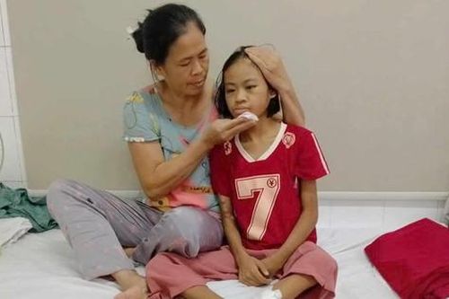 Mẹ đơn thân phụ hồ kiếm tiền níu giữ sự sống cho con gái 15 tuổi suy thận