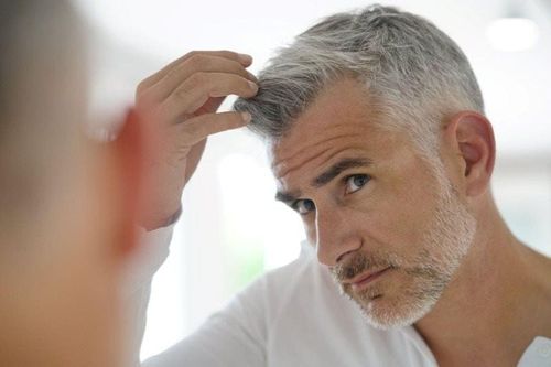 Cách chăm sóc giúp giảm tình trạng tóc bạc sớm