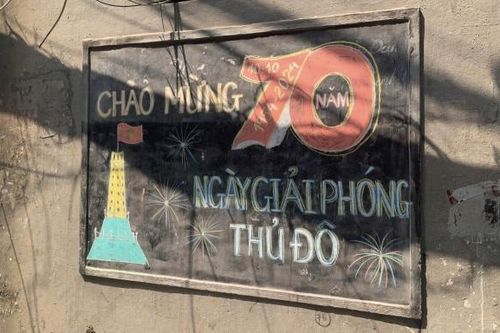 Bảng tin tổ dân phố mang 'diện mạo mới' nhân kỷ niệm 70 năm Ngày Giải phóng Thủ đô